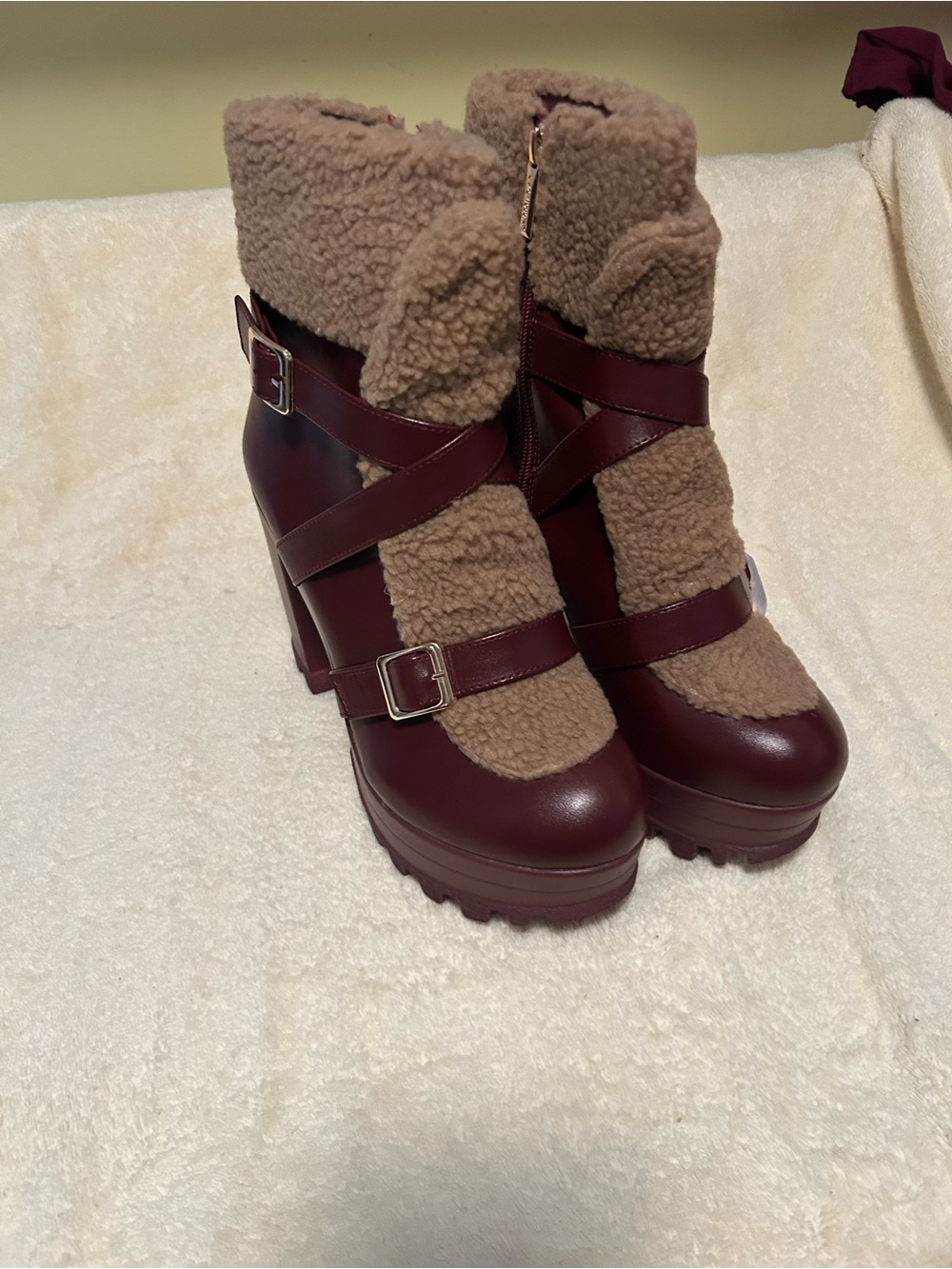 Gorgeous Women's Platform Ankle Boots with Faux Shearling - Burgundy